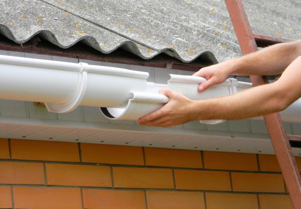 Gutter Hanging in Sun City